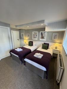 Twin Room with Shower room in The Windsor Trooper