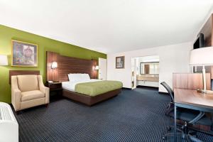 King Room - Smoking  room in Quality Inn Americus