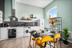 Spacious Stylish Apartment near City Centre - Secure Parking - 1SH