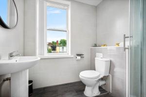 Spacious Stylish Apartment near City Centre - Secure Parking - 1SH