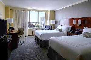 Guest Room with Two Double Beds and Fountain View room in Newport News Marriott at City Center