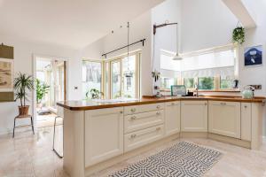 Double bedroom with private toilet and shower, easy to city center