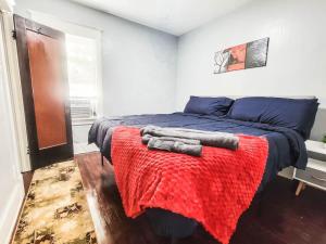 10 Mins to Airport Apt with King Beds