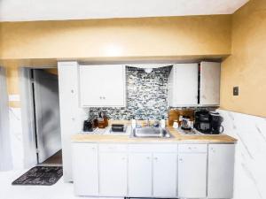 10 Mins to Airport Apt with King Beds