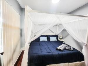 10 Mins to Airport Apt with King Beds