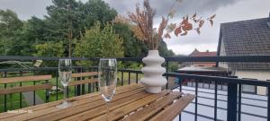 110qm- 4 Rooms - free private parking- free fast WIFI - Kitchen - near Wood- A Part Time Home