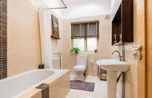 Double bedroom with private toilet and shower, easy to city center