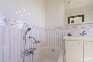 Contemporary Villa in Wellin with Private Pool