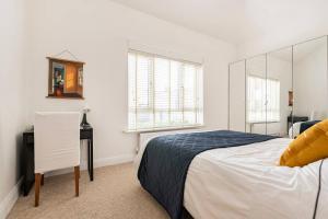 King bedroom en-suit bathroom, easy to city centre