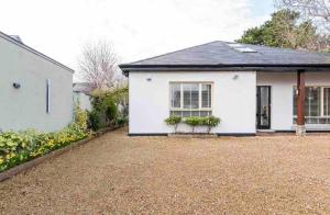 King bedroom en-suit bathroom, easy to city centre