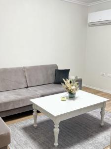 Komuna Parisit New Apartment