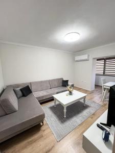 Komuna Parisit New Apartment