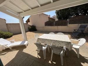 Maisons de vacances Villa calme avec jardin clos, a 800m de la plage et 600m des commerces a Bretignolles-sur-Mer - FR-1-324-198 : photos des chambres