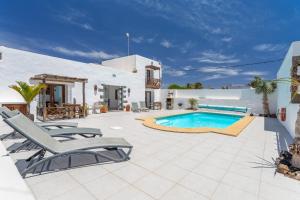 Sala Botanica Studio - Shared Pool - Central Island Location - 10 mins drive to Famara and La Santa