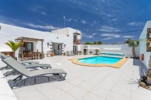 Sala Botanica Studio - Shared Pool - Central Island Location - 10 mins drive to Famara and La Santa - Soo
