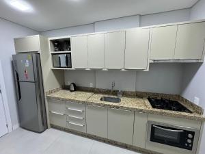 577 - Excelente apto a poucos metros da praia de Bombas