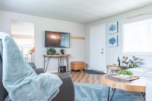 Cozy and Stylishly-Walk To The Beach - Sleeps 5