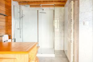 Cozy 4-Bedroom Chalet with Outdoor Spa in Zottegem