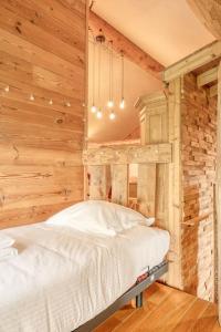 Cozy 4-Bedroom Chalet with Outdoor Spa in Zottegem