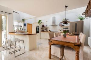 King bedroom en-suit bathroom, easy to city centre