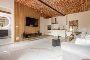 Fanstastic 2BDRM Biella Center!