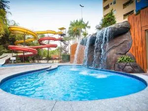 ÁGUAS TERMAIS NATURAIS nas PISCINAS com ÁGUAS QUENTES 24 HORAS acesso GRÁTIS aos PARQUES AQUÁTICOS dos RESORTS GOLDEN DOLPHIN GRAND HOTEL do SUPREME e do EXPRESS os melhores HOTÉIS RESORTS com PARQUE AQUÁTICO em CALDAS NOVAS Garanta JÁ PROMOÇÃO QUALIDADE - Morrinhos