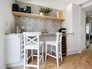 Beautifully Presented 5 BR House with Hot Tub