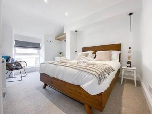 Beautifully Presented 5 BR House with Hot Tub