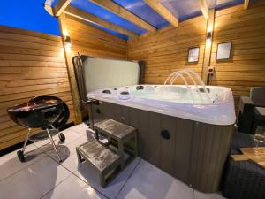 Beautifully Presented 5 BR House with Hot Tub