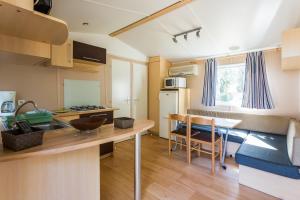 Campings Camping Des Mimosas : photos des chambres