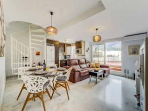 102 - Penthouse Apartment with Views and Pool!