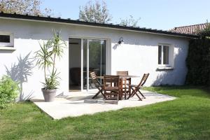 Appartements Studio avec terrasse et parking : photos des chambres