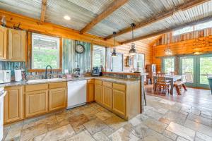 Bryson City Cabin Hot Tub and Mtn View!