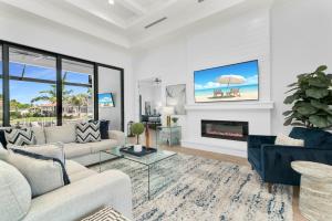 Luxurious Waterfront 4 Bed Island Retreat