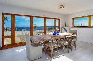 Stunning Waterfront Home with Southeast Bay Frontage - Villa Cuquita