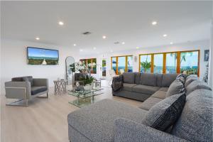 Stunning Waterfront Home with Southeast Bay Frontage - Villa Cuquita