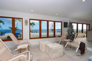 Stunning Waterfront Home with Southeast Bay Frontage - Villa Cuquita