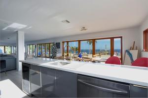 Stunning Waterfront Home with Southeast Bay Frontage - Villa Cuquita