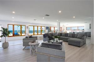 Stunning Waterfront Home with Southeast Bay Frontage - Villa Cuquita