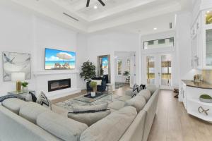 Luxurious Waterfront 4 Bed Island Retreat