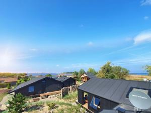 Werder Chalet -- GROßES SONNENDECK -- Strand 150m I Sauna I eKamin I bis 8 Pers I Meerblick I by "Meyers am Meer"