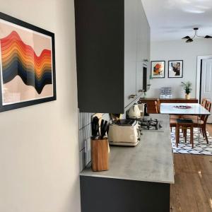 Flat1Hove- renovated, 2BR, patio, beach, free onsite parking