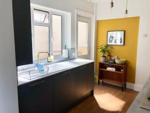 Flat1Hove- renovated, 2BR, patio, beach, free onsite parking
