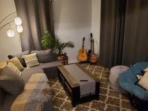 Homestay w Zuku the Cat - 10 mins from downtown, 20 from airport - Hooks Airport