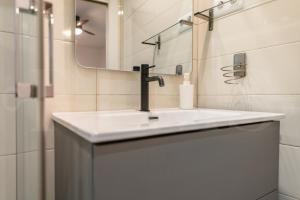 Minimalist apartment in the heart of Malaga by REMS