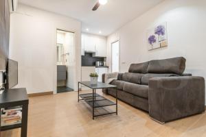 Minimalist apartment in the heart of Malaga by REMS