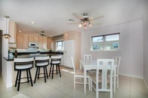 Great Beach Getaway, Beach & Pool, Sleeps 4