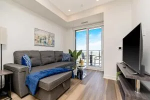 Modern High Rise King bed Condo with Private Balcony - Kitchener