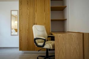 Modern Apartment with Home Office in Prime Location