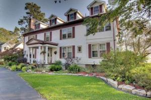 Alma Villa - On Rocky Shoreline